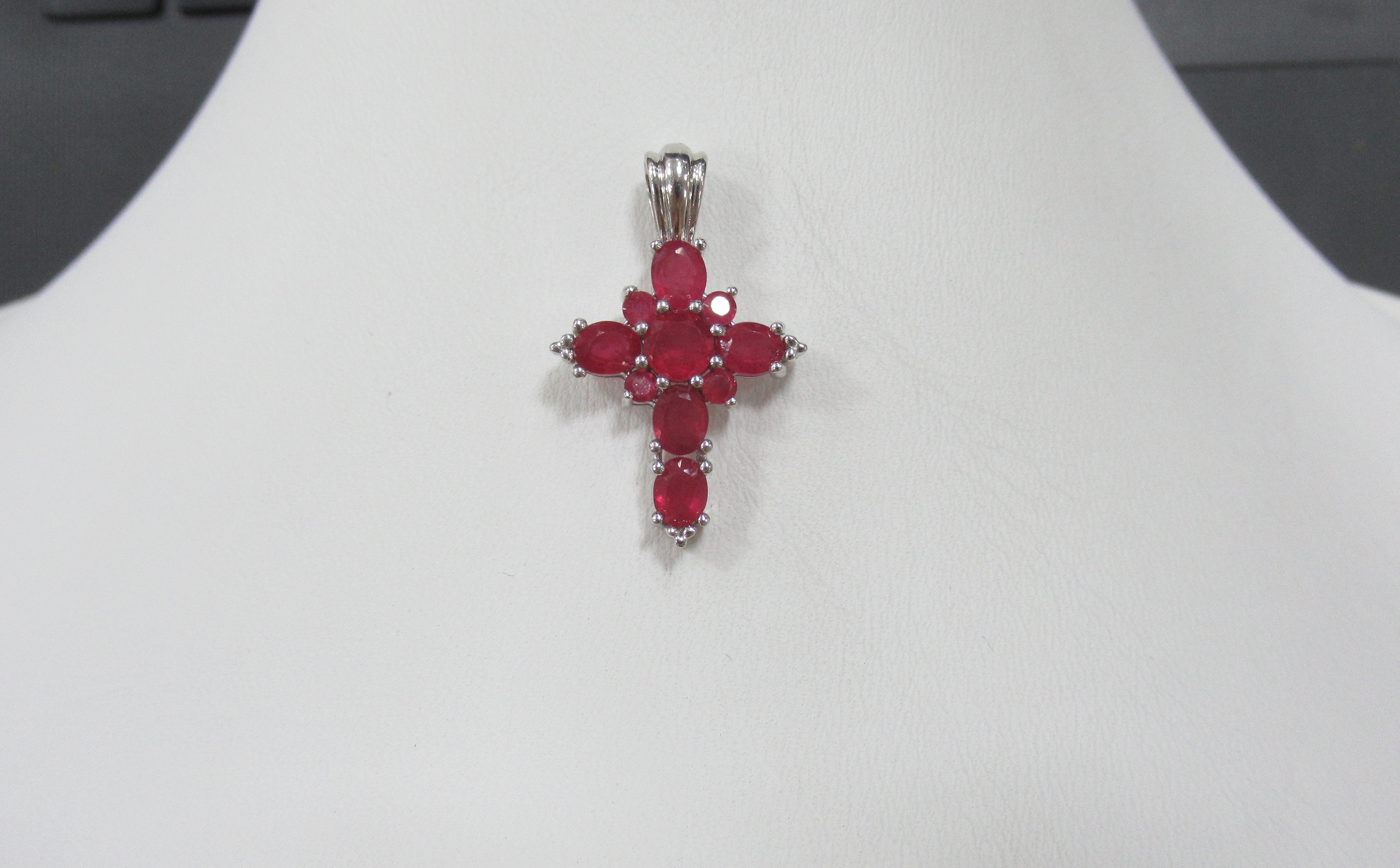 Серебряная подвеска-крест с рубинами